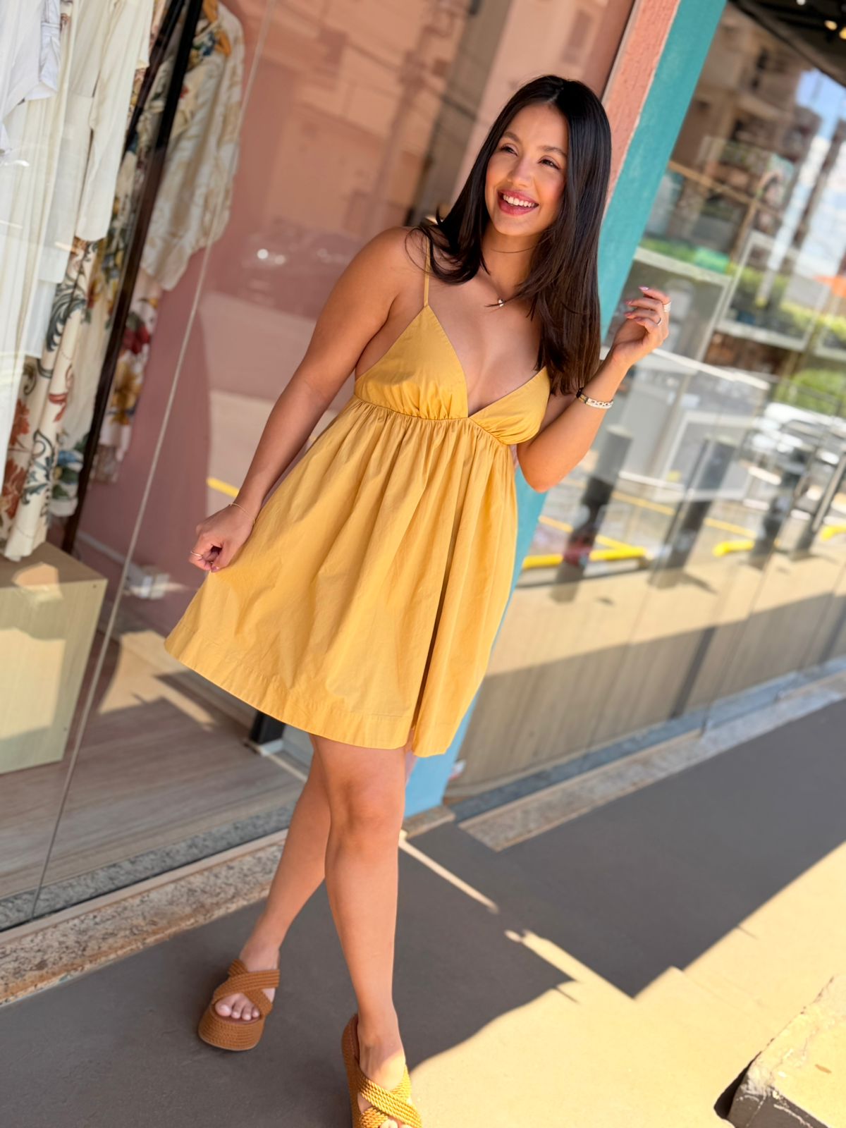 13059b8ab2257f061629b327288a9ae7.jpg Vestido Curto Estruturado FARM - Imagem 1